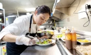 Cô gái mồ côi viết lại cuộc đời 'từ đáy vực' Cô gái mồ côi viết lại cuộc đời 'từ đáy vực'